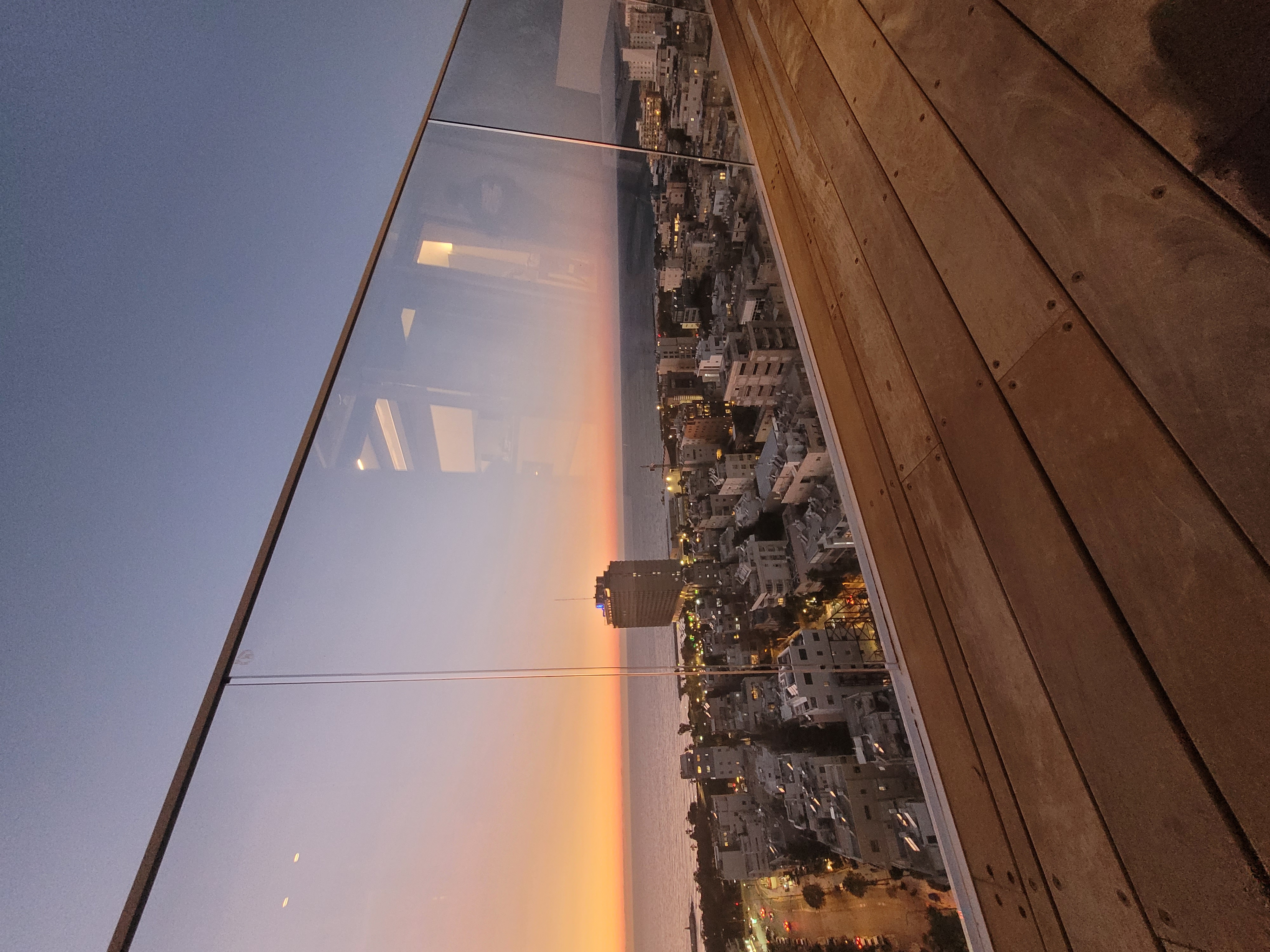 שקיעה בתל אביב דרך חלון נקי