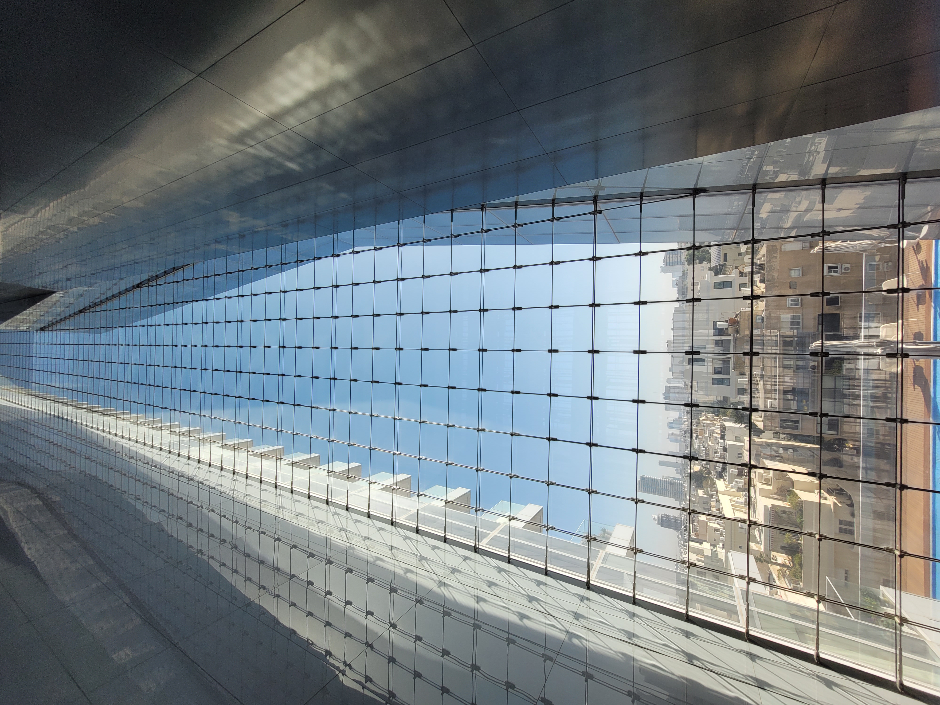 חזית זכוכית בניין גבוה