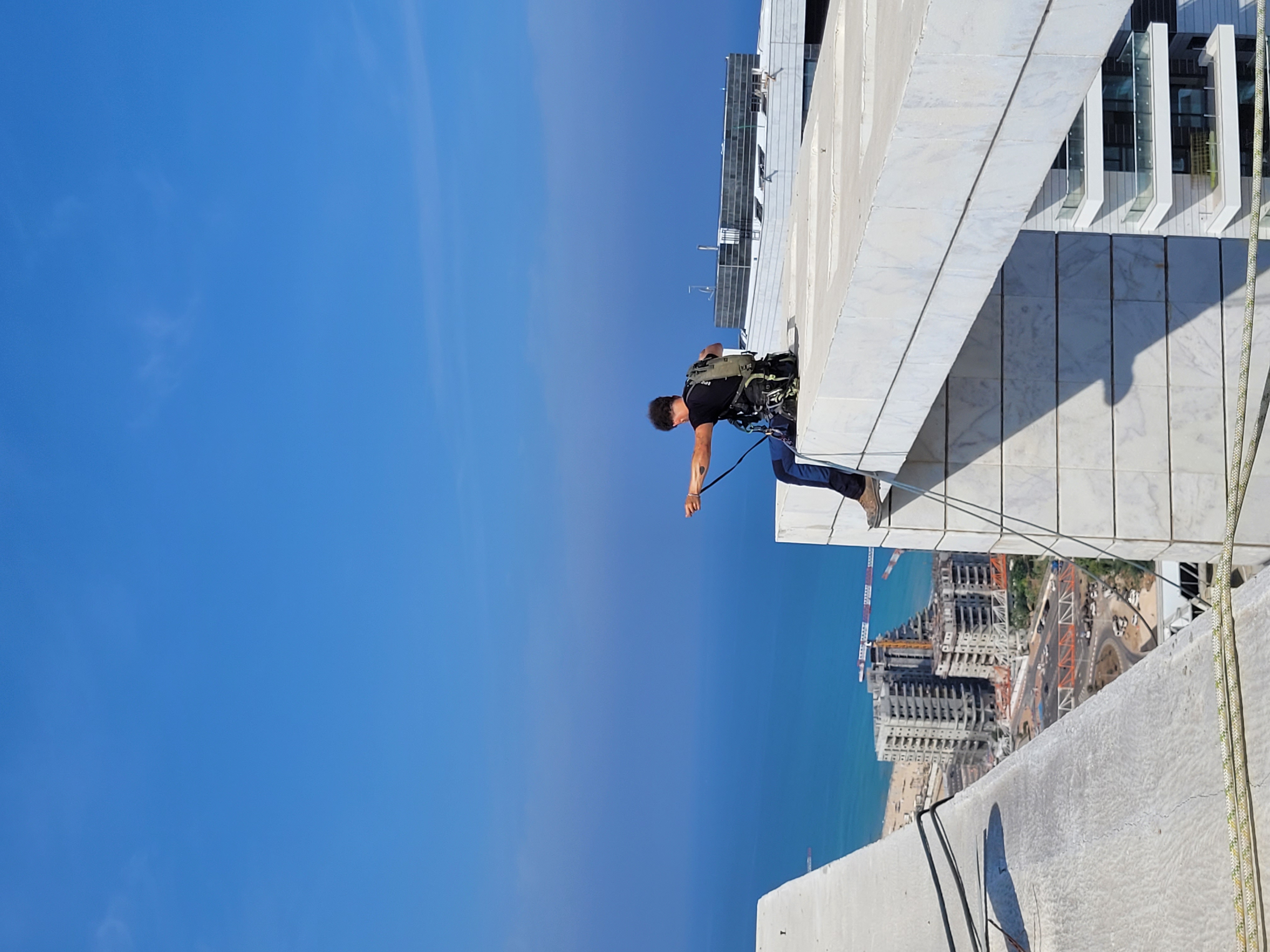 אנשי צוות Clearly בעבודת גובה